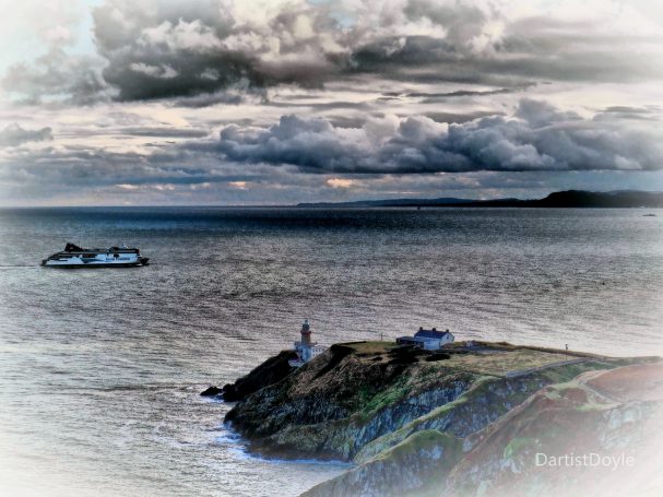 Phare sur une falaise avec un bateau en mer et un ciel nuageux.